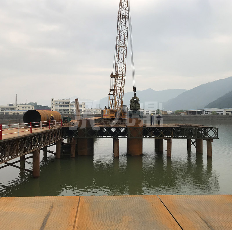   應(yīng)急貝雷鋼便橋和固定貝雷鋼便橋具有構(gòu)件少，重量輕，成本低的特點